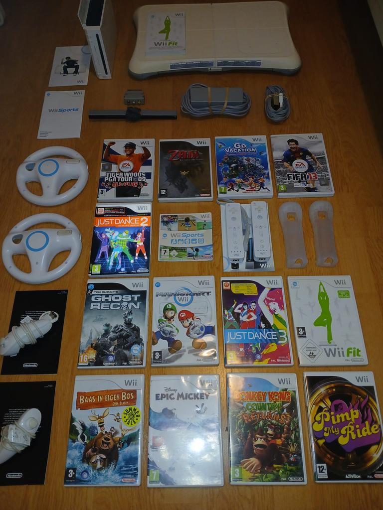 Nintendo Wii uitgebreide set,met 14 originele games+more, Ophalen of Verzenden, Gebruikt, Met 2 controllers, Met stuurtje