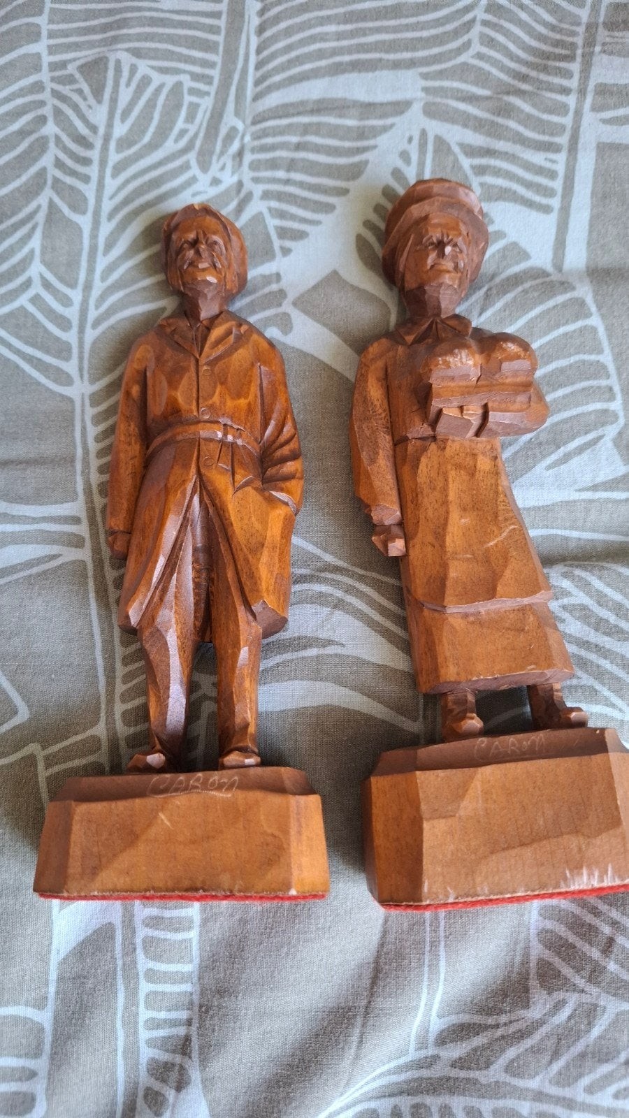 Twee handgesneden houten beelden van figuren, Ophalen of Verzenden, Handgemaakt, 20 - 50 cm, Beeld