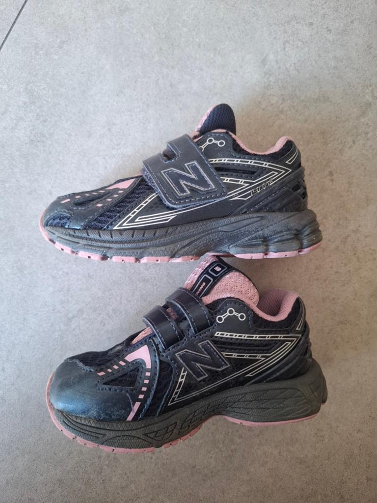 New Balance meisjes sneaker maat 25, Kinderen en Baby's, Kinderkleding | Schoenen en Sokken, Ophalen, Meisje, Schoenen, Zo goed als nieuw