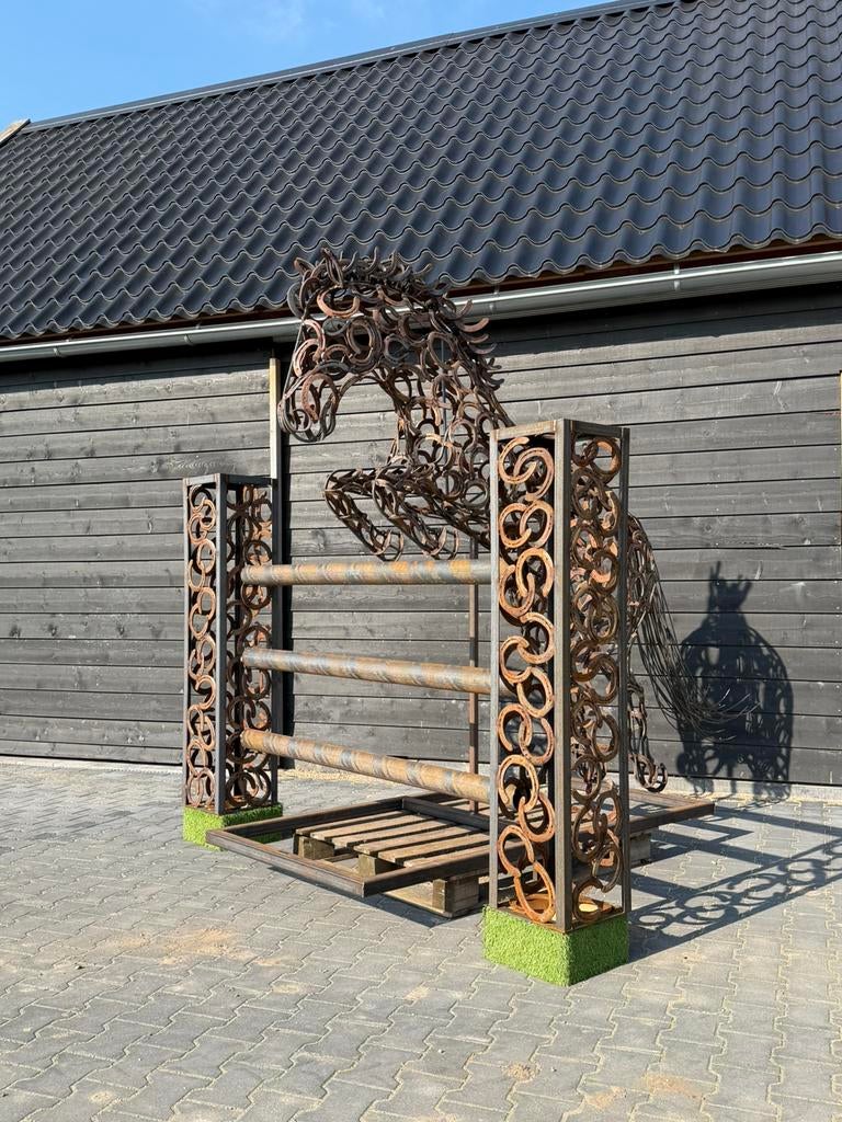 Groot paardenbeeld gemaakt van hoefijzers – uniek kunstwerk, Dieren en Toebehoren, Ophalen, Nieuw, Overige soorten