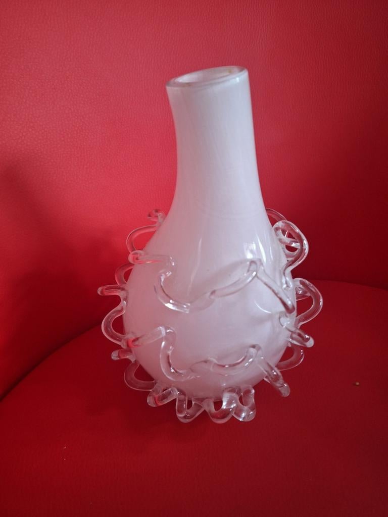 Unieke Witte Glazen Vaas met Decoratieve Krullen, Ophalen of Verzenden