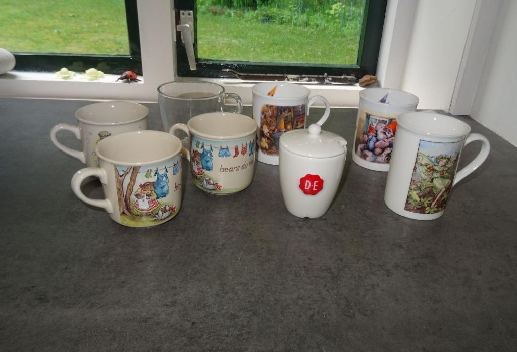 Douwe Egberts, mokken/bekers en suikerpot., Ophalen of Verzenden, Zo goed als nieuw, Overige stijlen, Kop(pen) en/of Schotel(s)