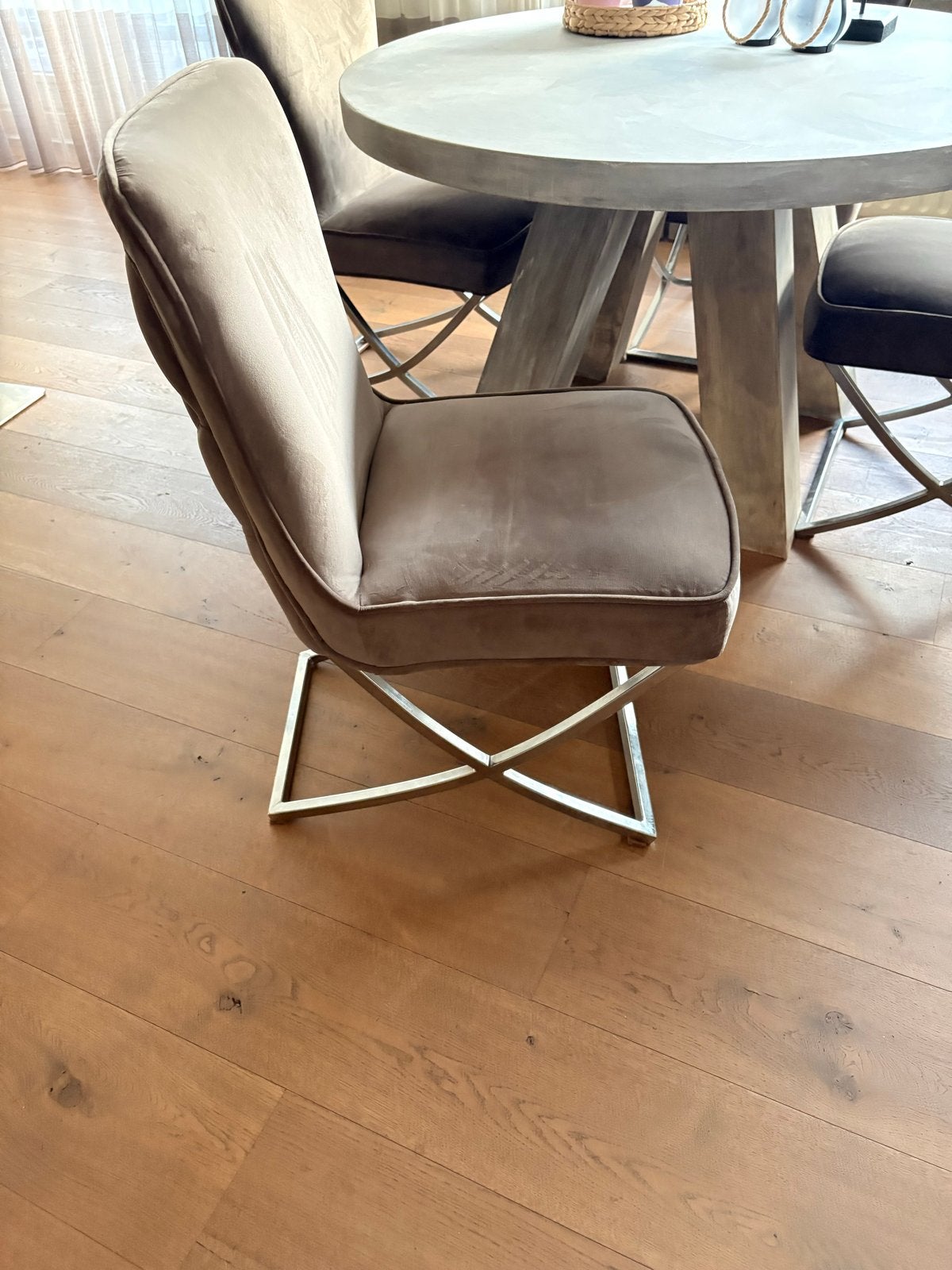 Foto 3 van Zware Eikenhouten Eettafel - Rond (Ø 130 cm)