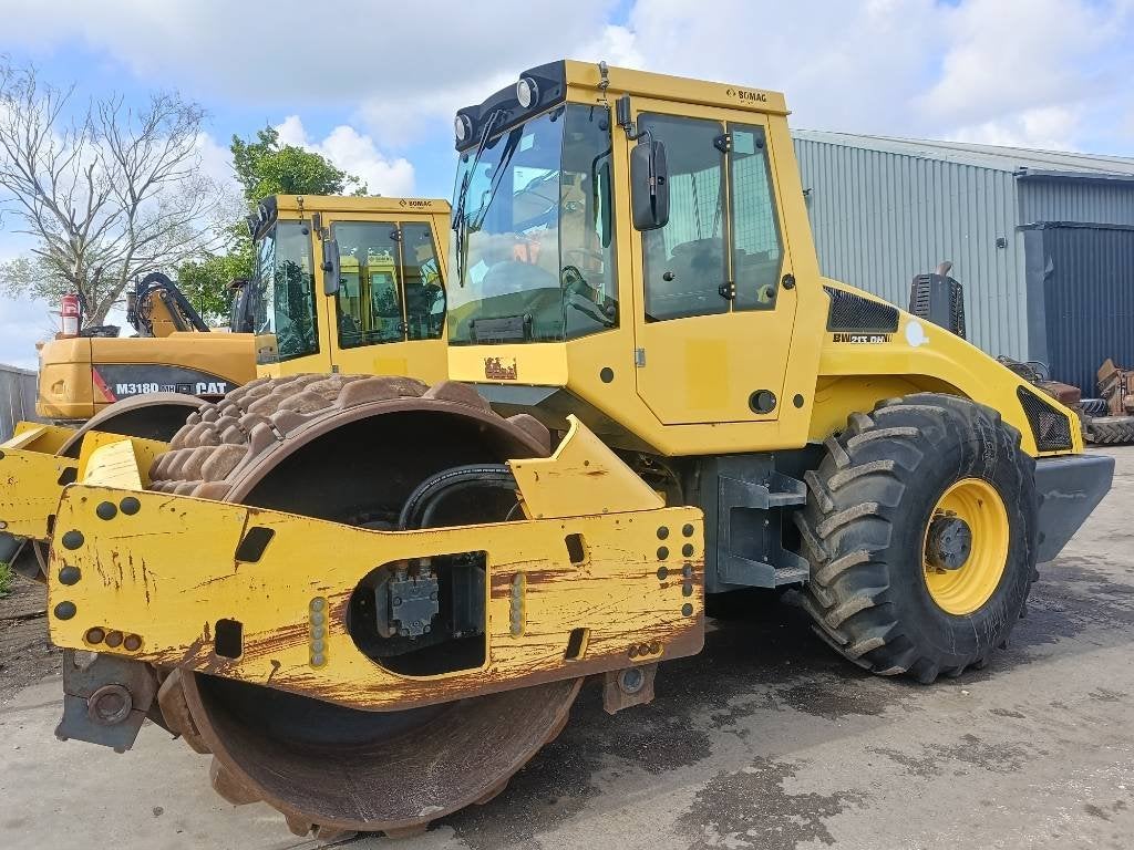 Bomag BW 213 D H-4 i soil compactor sheep schappoot wals