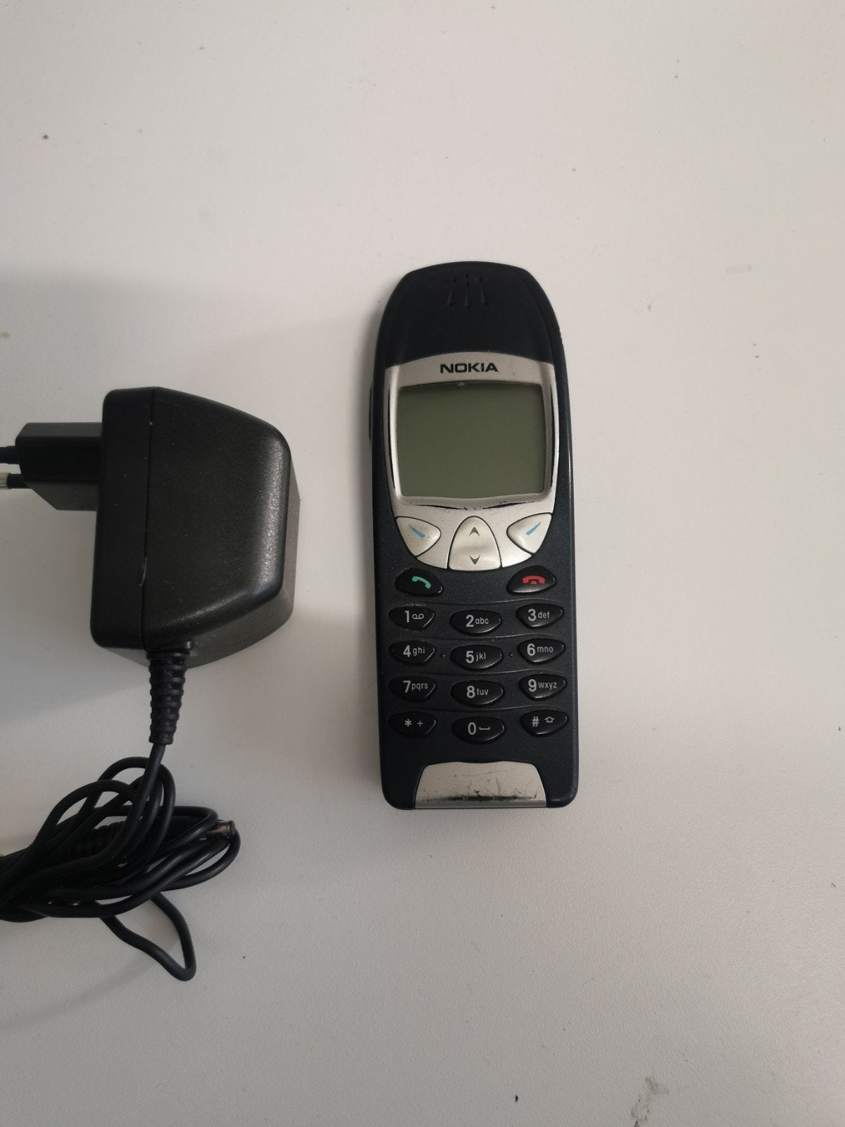 Nokia 8210 met oplader - Klassieke mobiele telefoon, Telecommunicatie, Mobiele telefoons | Nokia, Gebruikt, Geen camera, Zwart