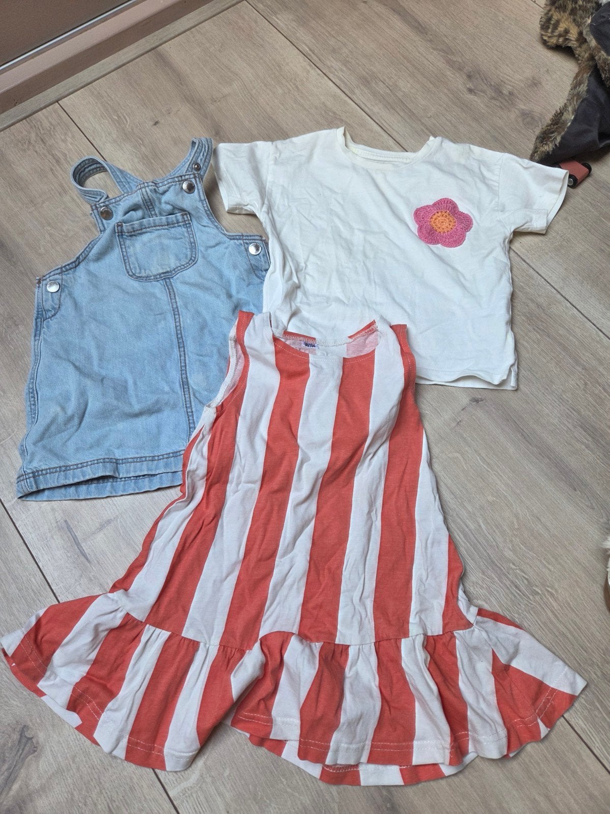 Kledingpakket maat 98: Jurk, T-shirt en Salopette, Gebruikt, Meisje, Ophalen of Verzenden, Setje