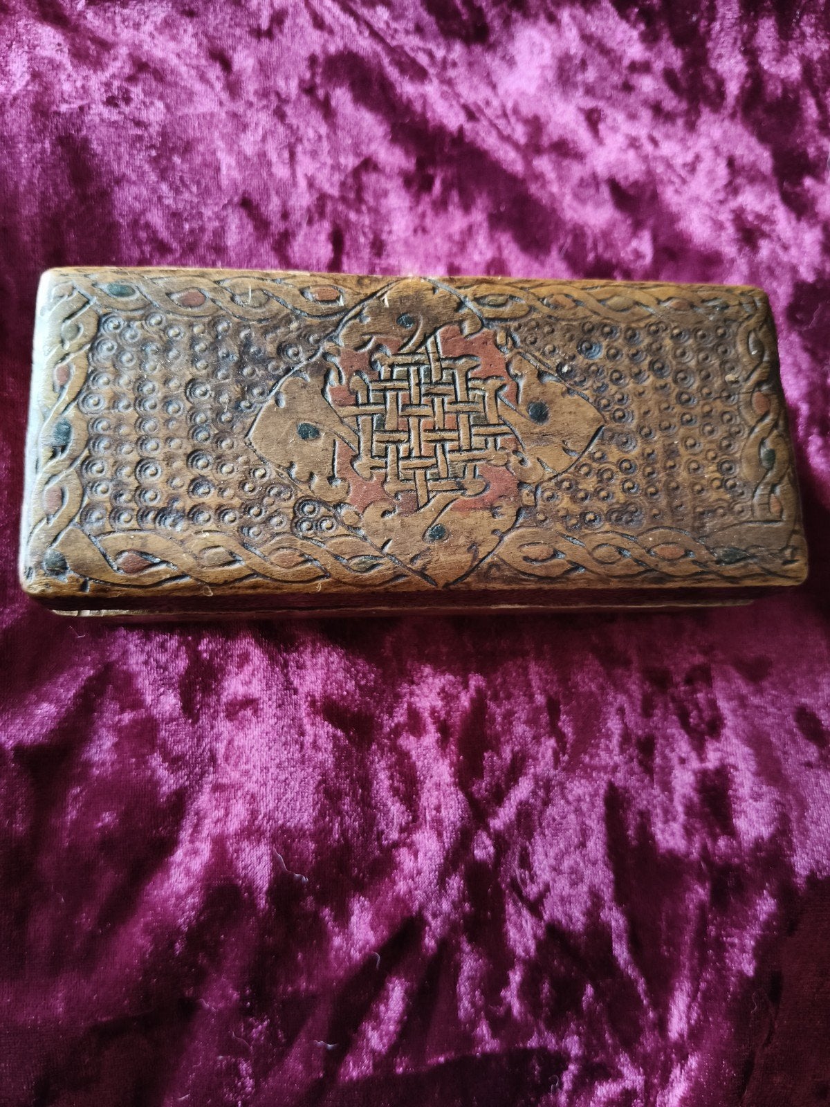 Antieke houten doos met Keltische knoopdecoratie, Ophalen