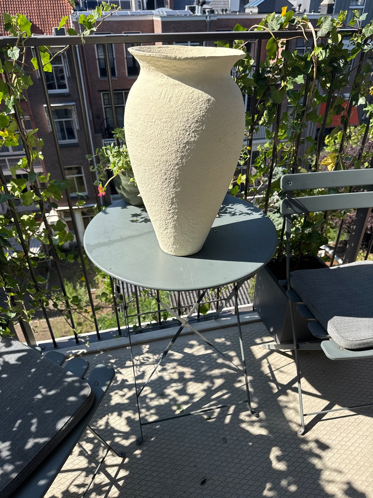 Grote crèmekleurige vaas met structuur, Ophalen, Kunststof, Met patroon/structuur, Beige
