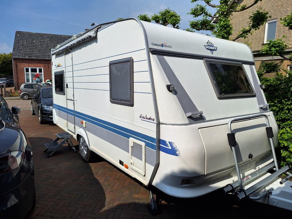 Hobby 460 Exclusive 2002, mover en voortent incl. inboedel, Caravans en Kamperen, Hobby, Particulier, Vast bed, 4 tot 5 meter