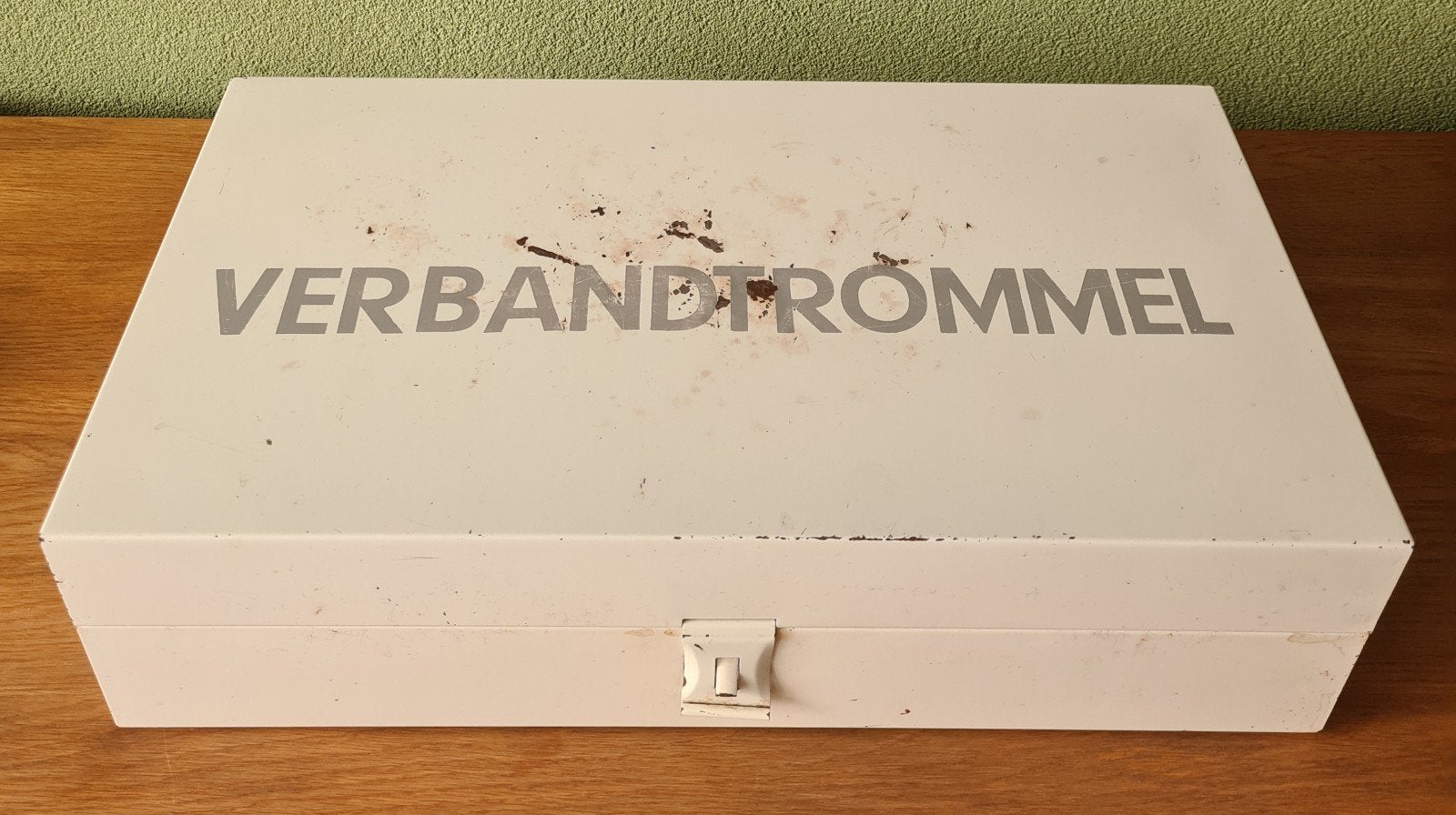 Vintage verbandtrommel – Stoere industriële EHBO kist, Antiek en Kunst, Ophalen of Verzenden