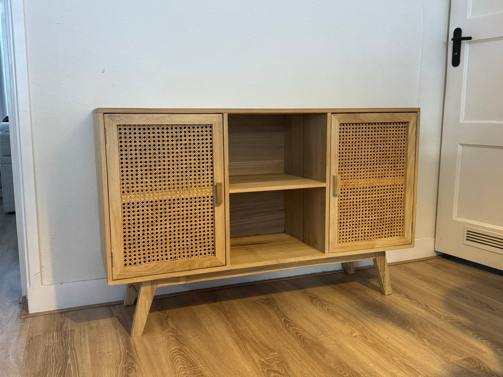 Houten dressoir met rotan deuren