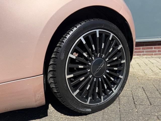 Fiat 500 e La Prima 42 kWh *pano *leer *camera *carplay *17", Gebruikt, Overige kleuren, 4 stoelen, Leder