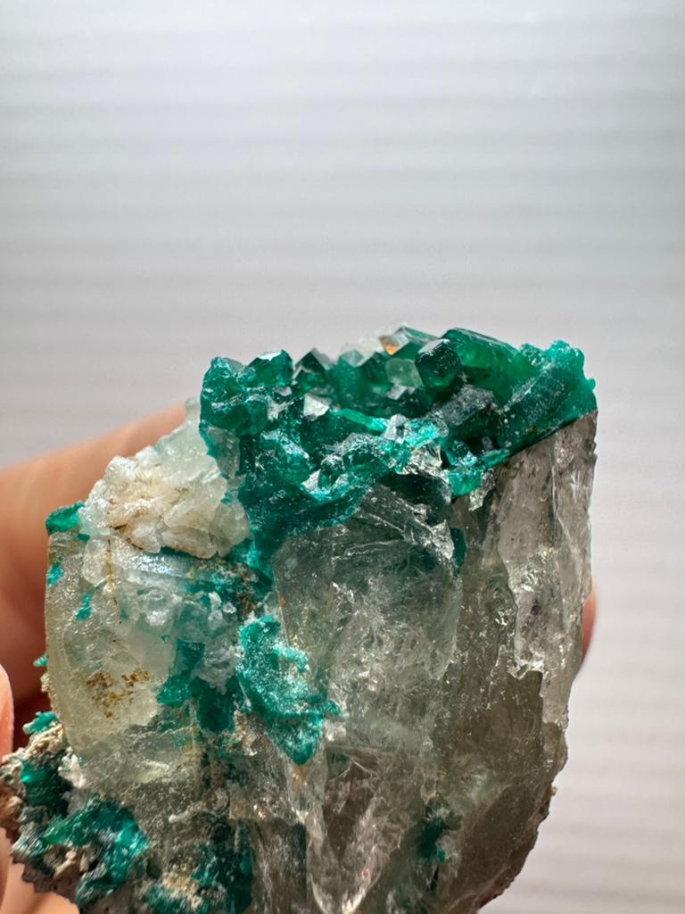 Dioptaas op matrix kristal mineraal - Goboboseb, Namibië, Ophalen of Verzenden, Mineraal