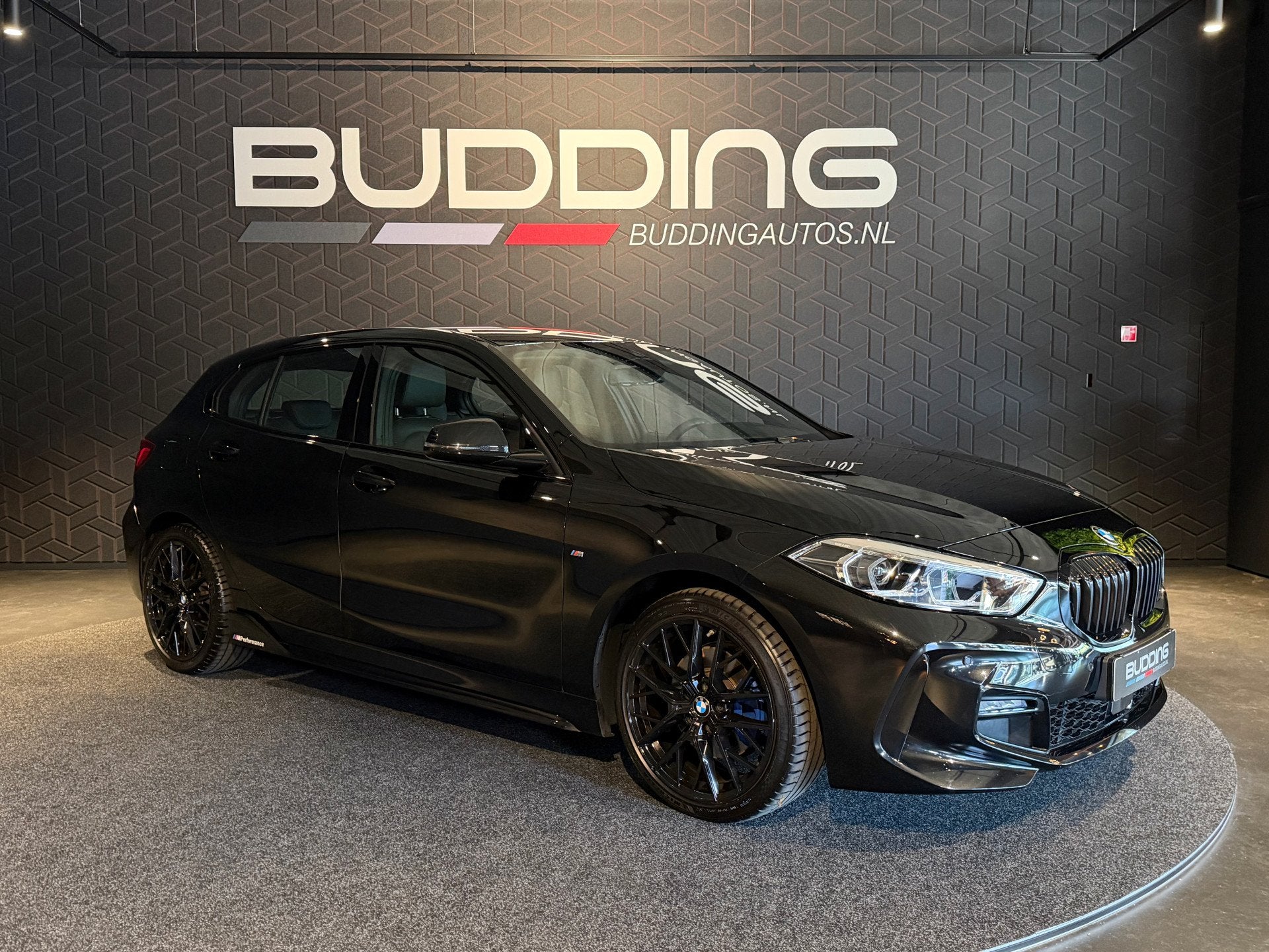 BMW 1-serie 118i High Exe ED | M-sport | Carplay | Leder, Auto's, Gebruikt, Zwart, Bedrijf, 3 cilinders