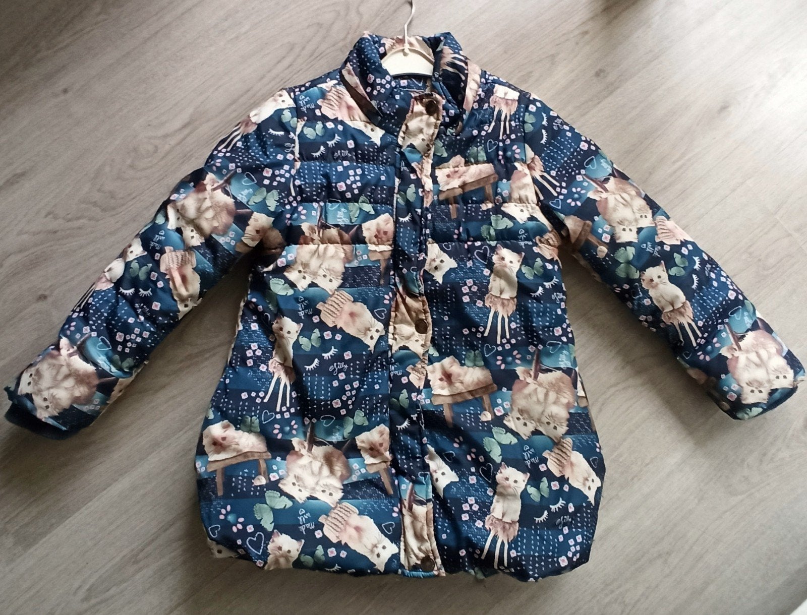 Leuke Jill winterjas met kattenprint, maat 122, Meisje, Ophalen of Verzenden, Zo goed als nieuw, Jill