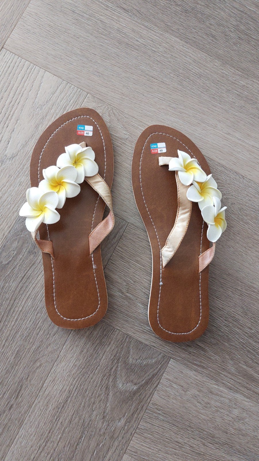 Zomerse slippers met bloemendetail - Maat 40, Ophalen of Verzenden, Nieuw, Bruin, Slippers