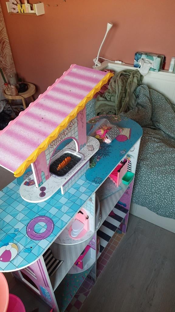 LOL Poppenhuis 122cm hoog met meubels, lift, licht en geluid, Ophalen, Zo goed als nieuw, Poppenhuis