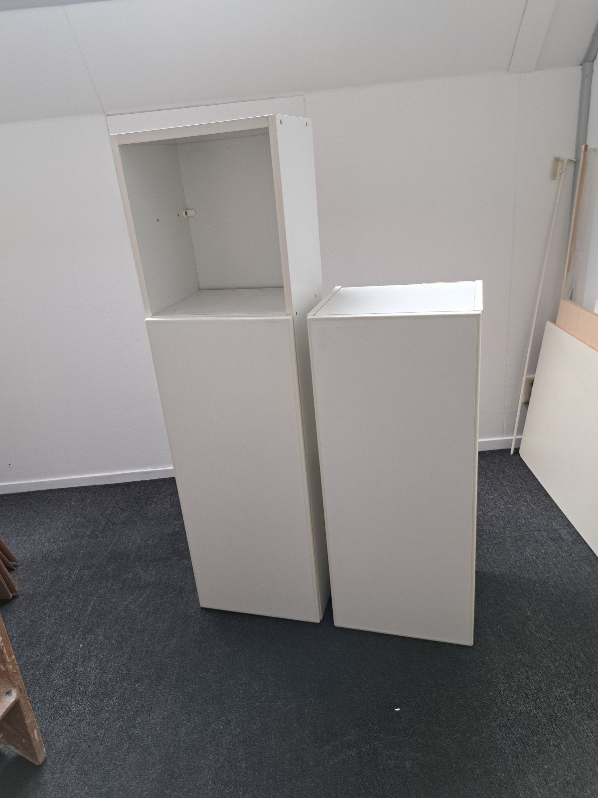 Witte smalle kast met planken en deur, Ophalen, (Half)hoge kast, Minder dan 50 cm, Gebruikt