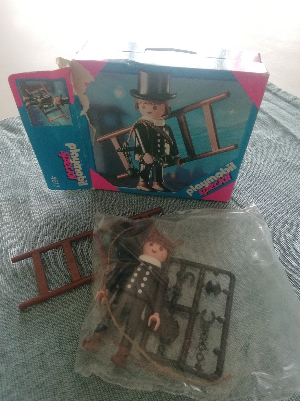 Foto 2 van verschillende kleine doosjes Playmobil 9356,4617, 5376, 4674