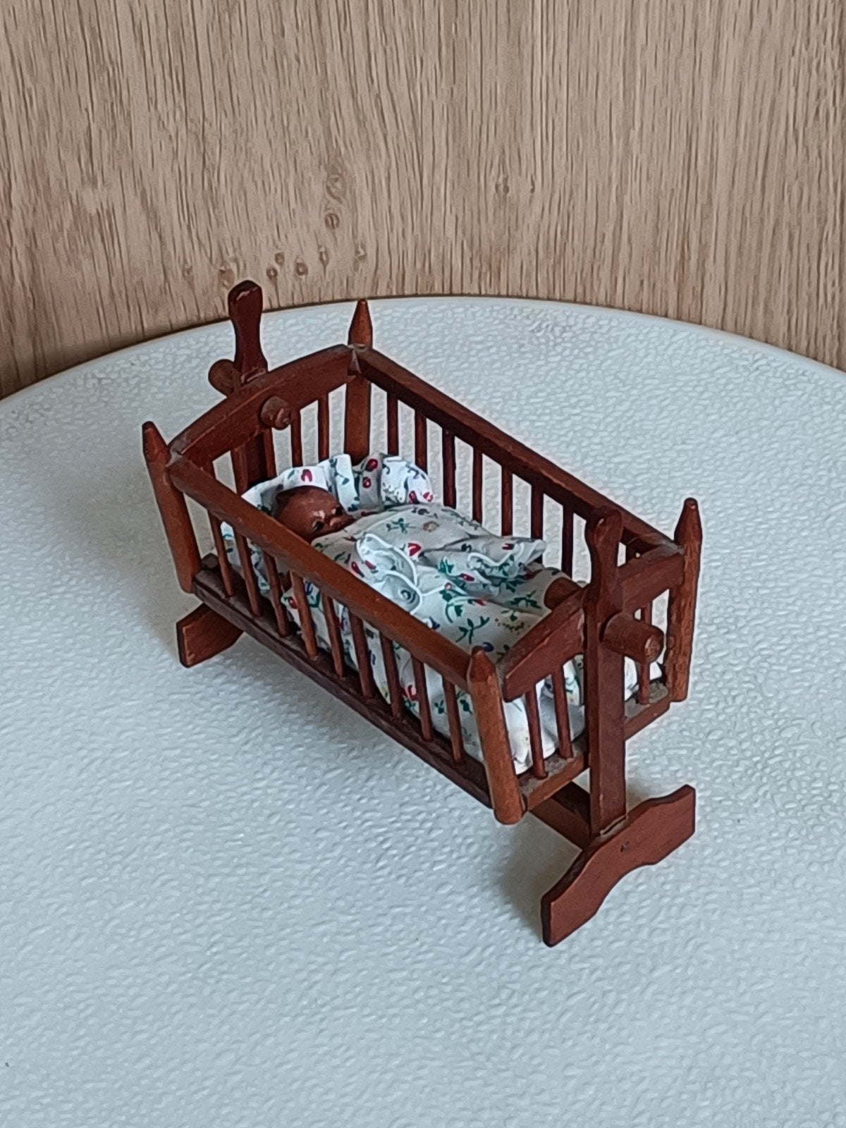 Houten schommel wiegje met popje poppenhuis, Ophalen of Verzenden, Gebruikt, Poppenhuis