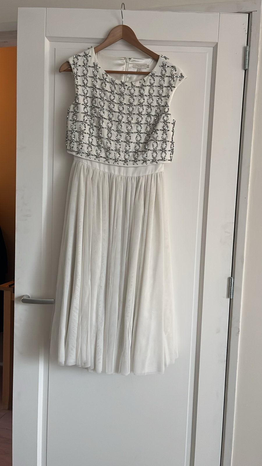 Ted Baker Witte Midi-jurk met Zilveren Details, Ophalen, Zo goed als nieuw, Wit, Onder de knie