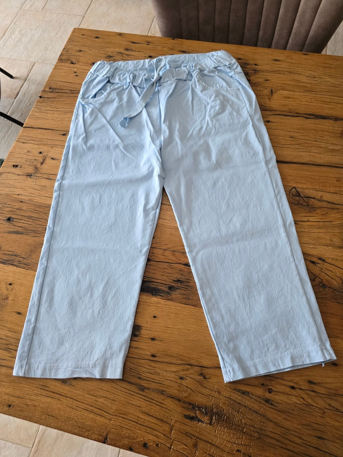 Te koop nieuwe blauwe driekwart dames broek, maat L.
75% vis, Kleding | Dames, Blauw, Maat 42/44 (L), Nieuw, Ophalen of Verzenden