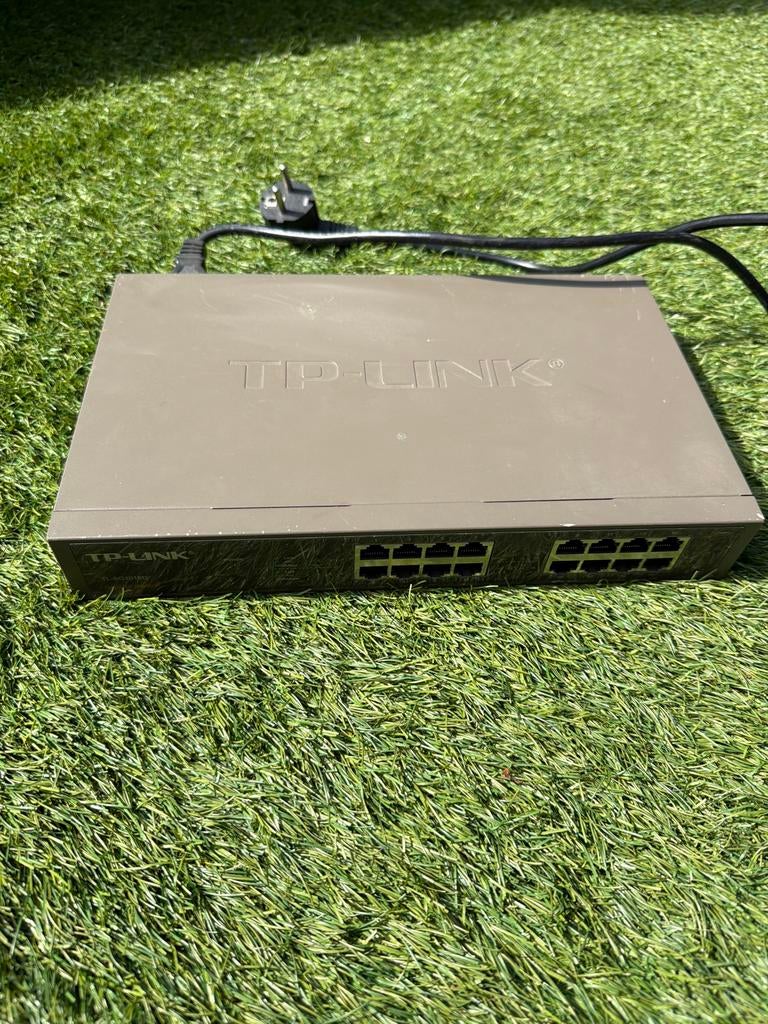 TP-Link TL-SG1016D Gigabit Switch - 16 poorten, Computers en Software, Netwerk switches, Ophalen of Verzenden, Zo goed als nieuw