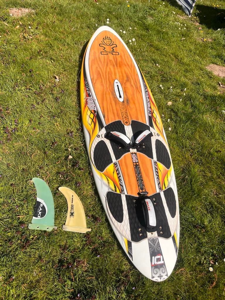 Starboard Windsurfplank met twee vinnen, Watersport en Boten, Windsurfen, Ophalen, Minder dan 250 cm, Zo goed als nieuw, Met vin(nen)