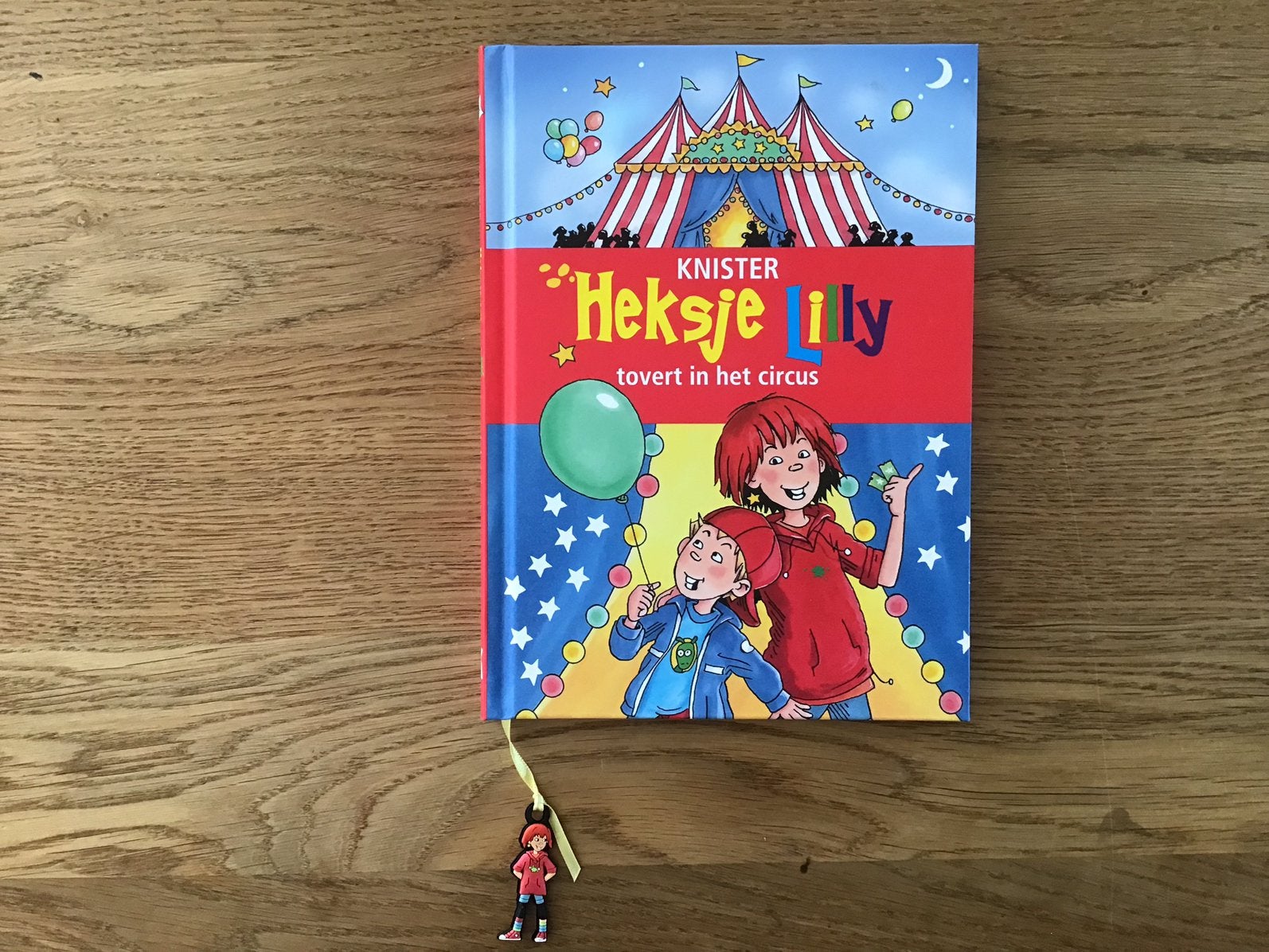Heksje Lilly tovert in het circus - Knister., Boeken, Ophalen of Verzenden, Zo goed als nieuw