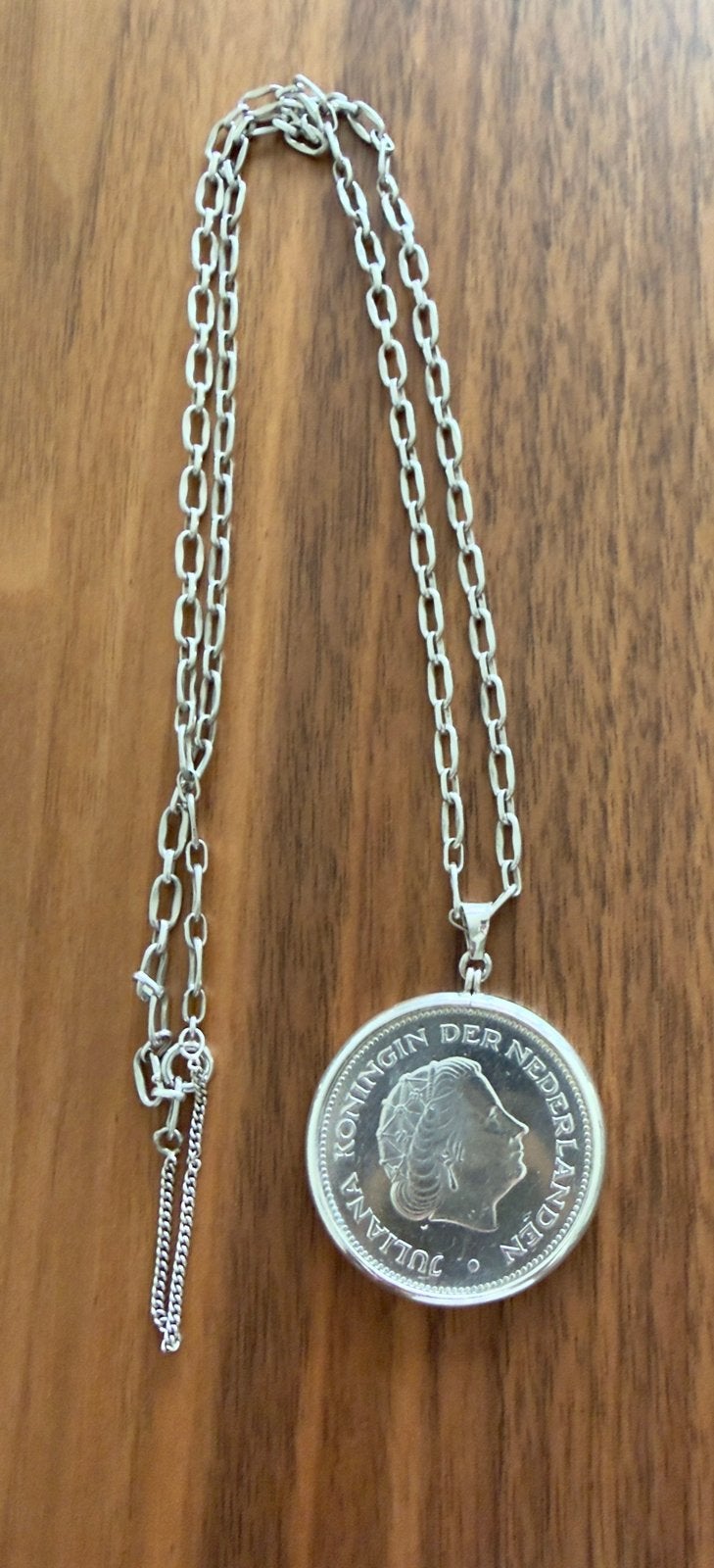 Zilveren ketting met Juliana munt hanger (1970), Ophalen of Verzenden, Gebruikt, Zilver, Met hanger