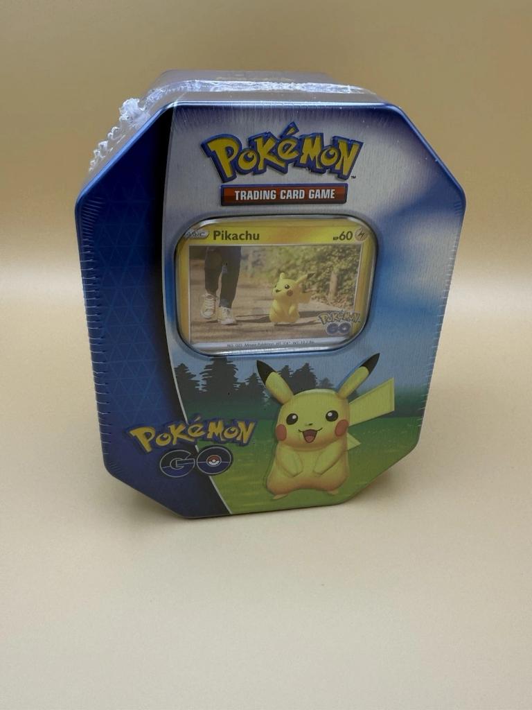Pokemon ongeopende gesealde pikachu go tin, Ophalen of Verzenden, Zo goed als nieuw, Overige typen, Foil