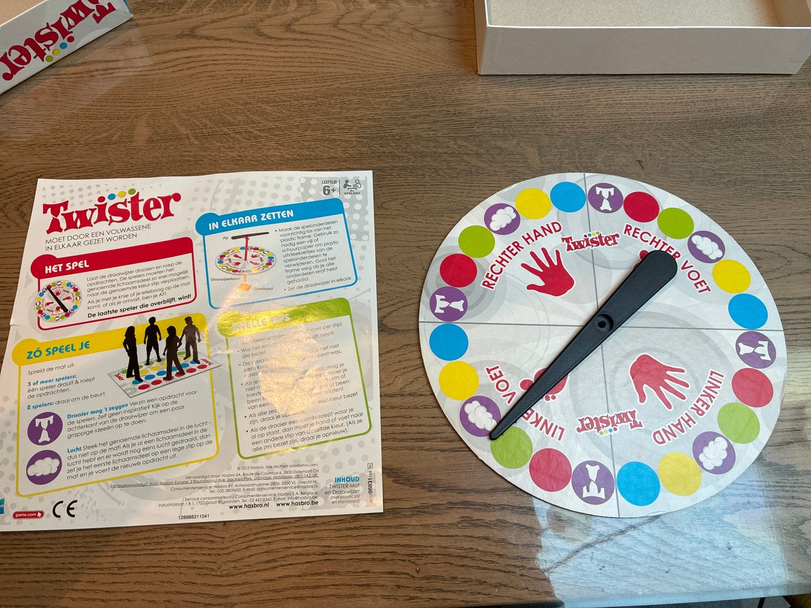 Twister - klassiek spel voor het hele gezin!, Drie of vier spelers, Ophalen of Verzenden, Zo goed als nieuw