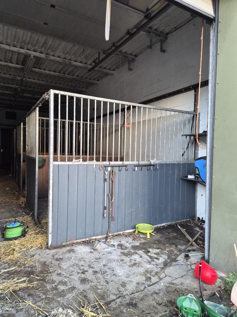 Paardenbox, Stalling, 2 of 3 paarden of pony's