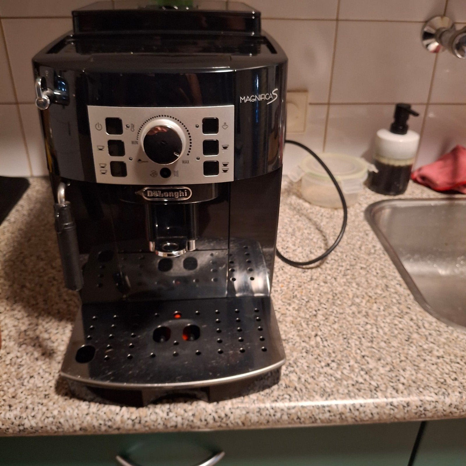 DeLonghi Magnifica S volautomatische espressomachine, Witgoed en Apparatuur, Koffiezetapparaten, Ophalen, Gebruikt, Espresso apparaat