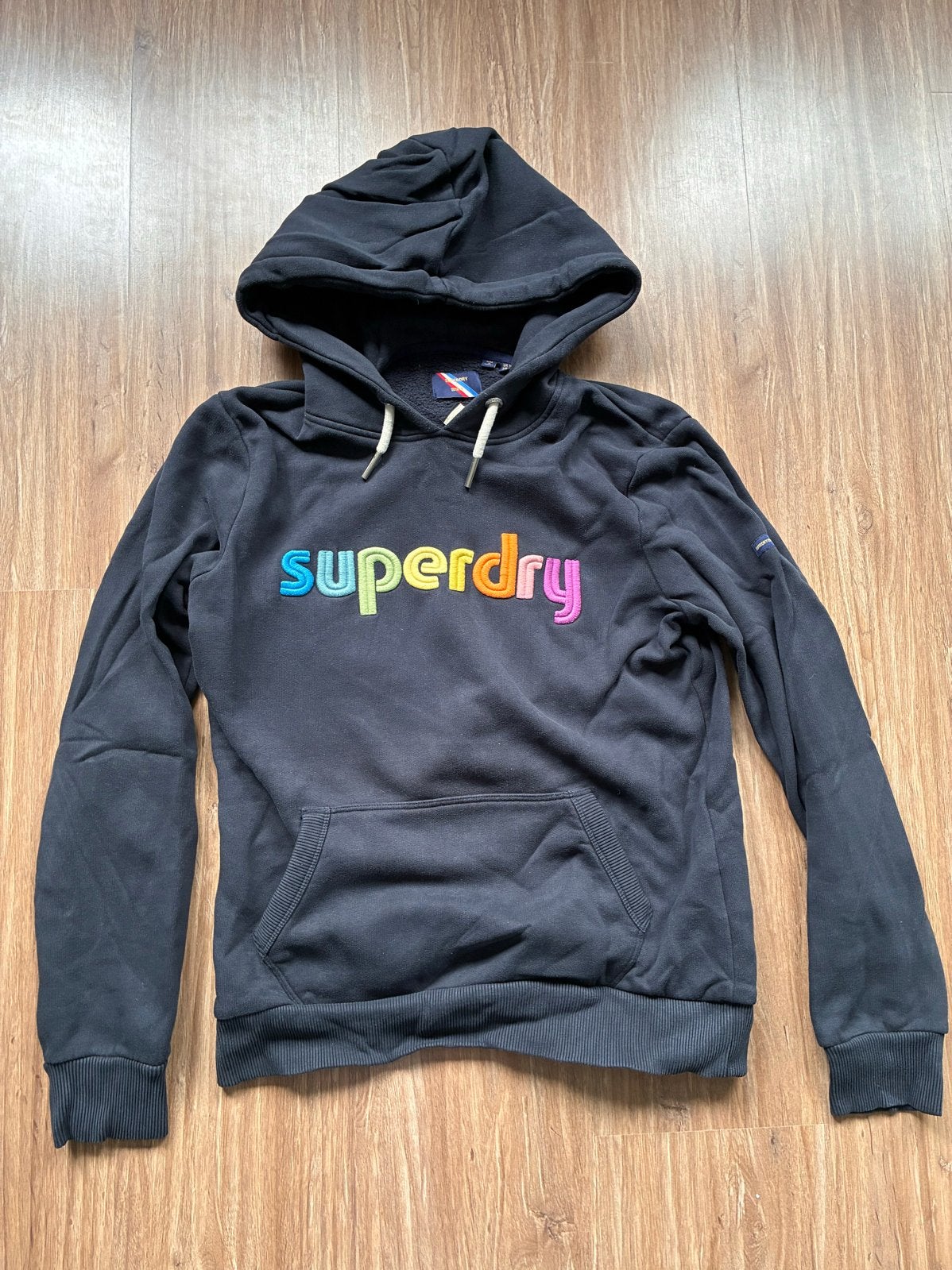 Superdry hoodie kleurrijk logo Maat M (38 sweatshirt trui), Ophalen of Verzenden, Gedragen, Maat 38/40 (M), Zwart