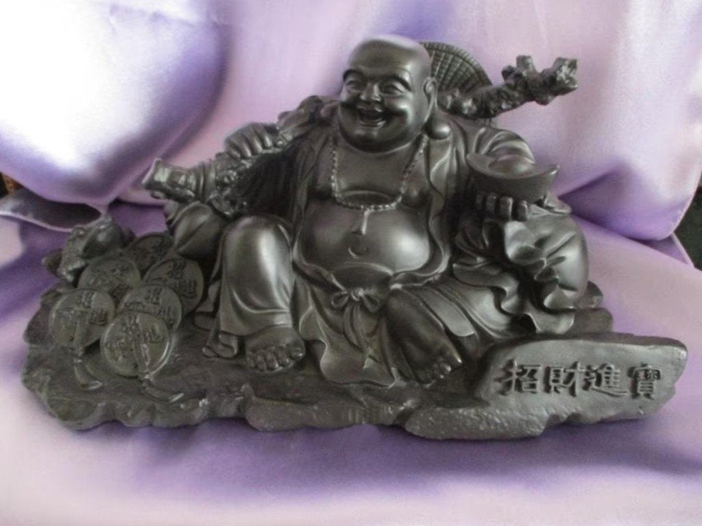 Schitterend Happy Boeddha beeld met diverse gelukssymbolen, 13 cm, Zwart, Met sokkel, Verzenden
