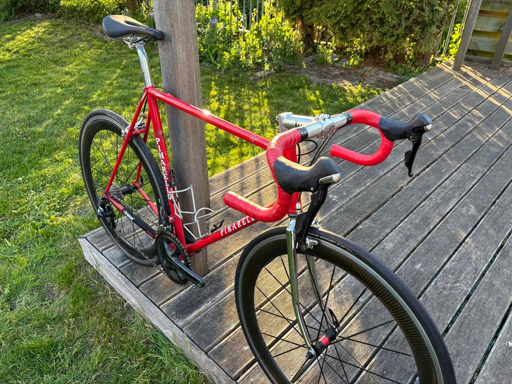 Pinarello Veneto - Klassiek rood met carbon wielen, 28 inch, Staal, Zo goed als nieuw, Meer dan 20 versnellingen