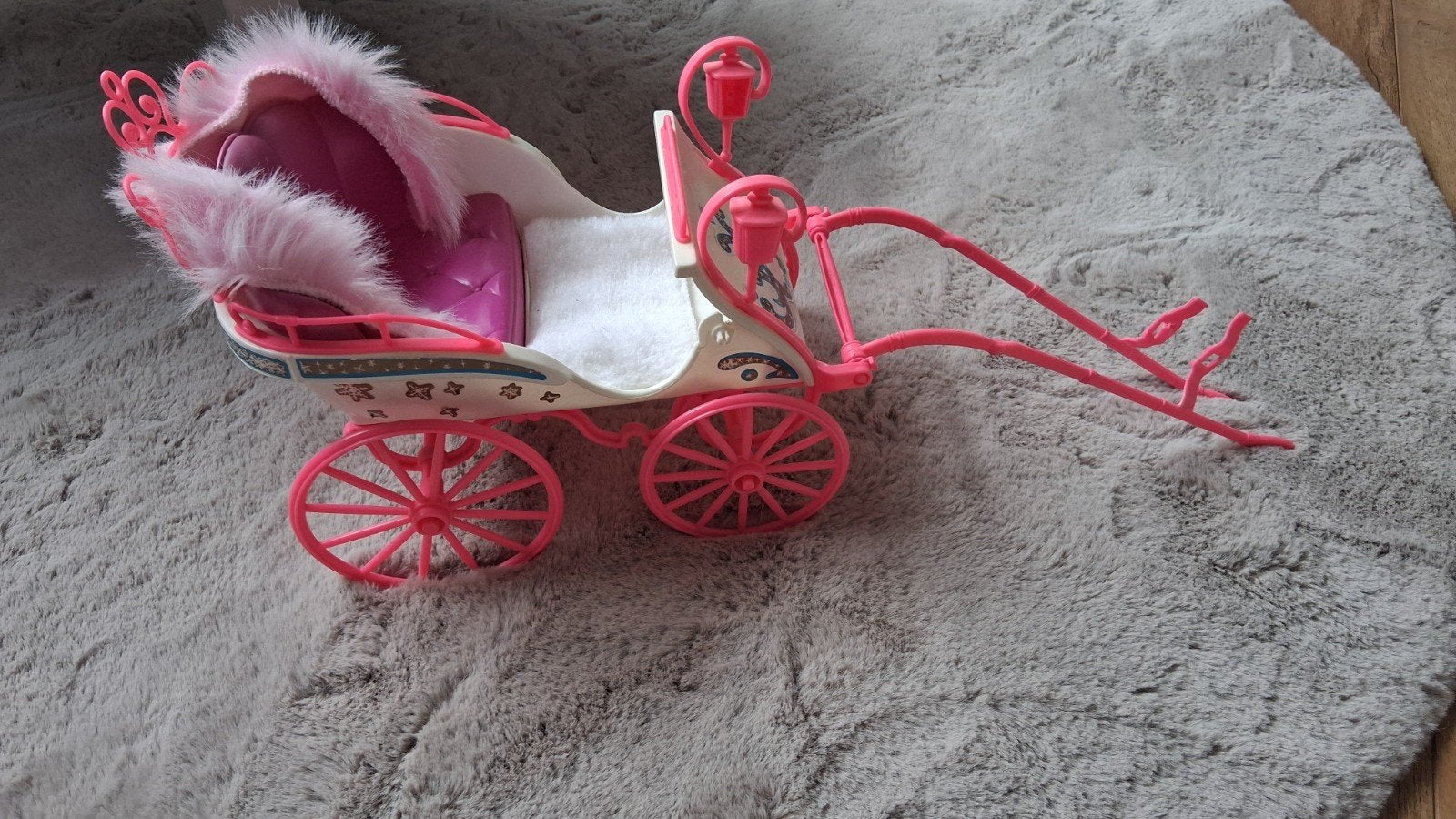 Barbie Koets met Roze Details en Bont, Ophalen