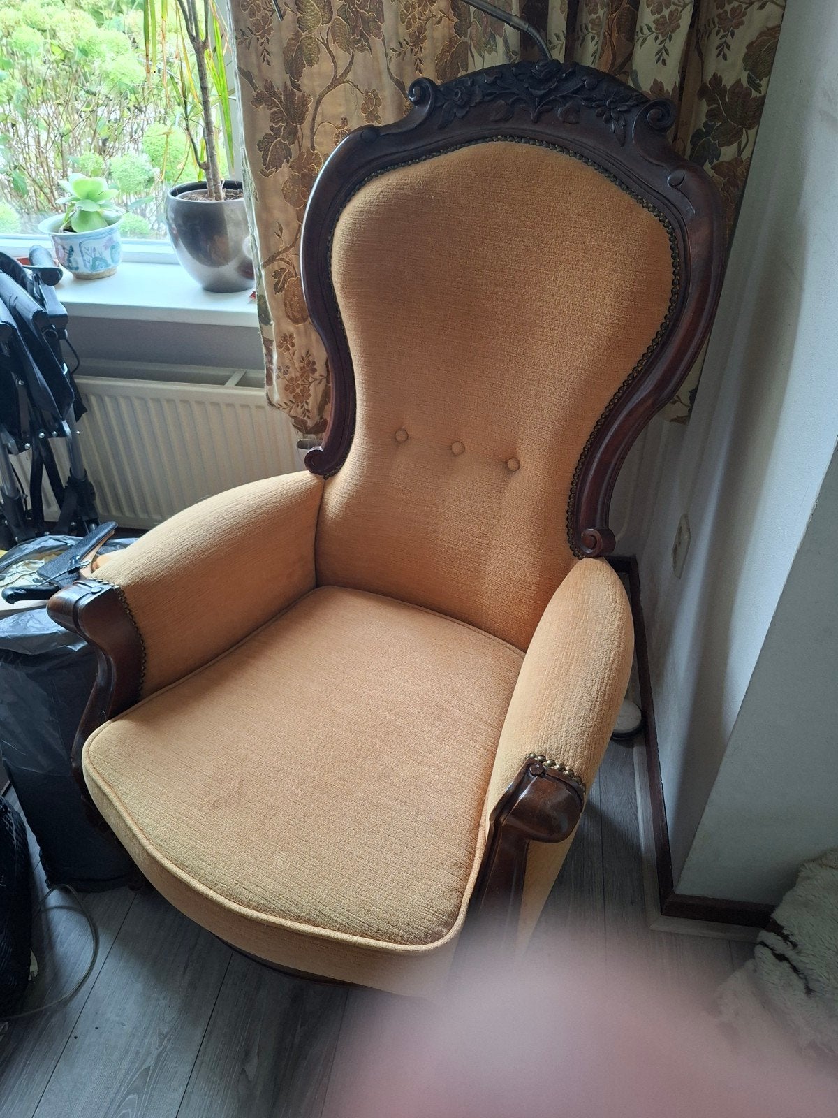 Antieke fauteuil met houtsnijwerk - Okergeel, Antiek en Kunst, Ophalen