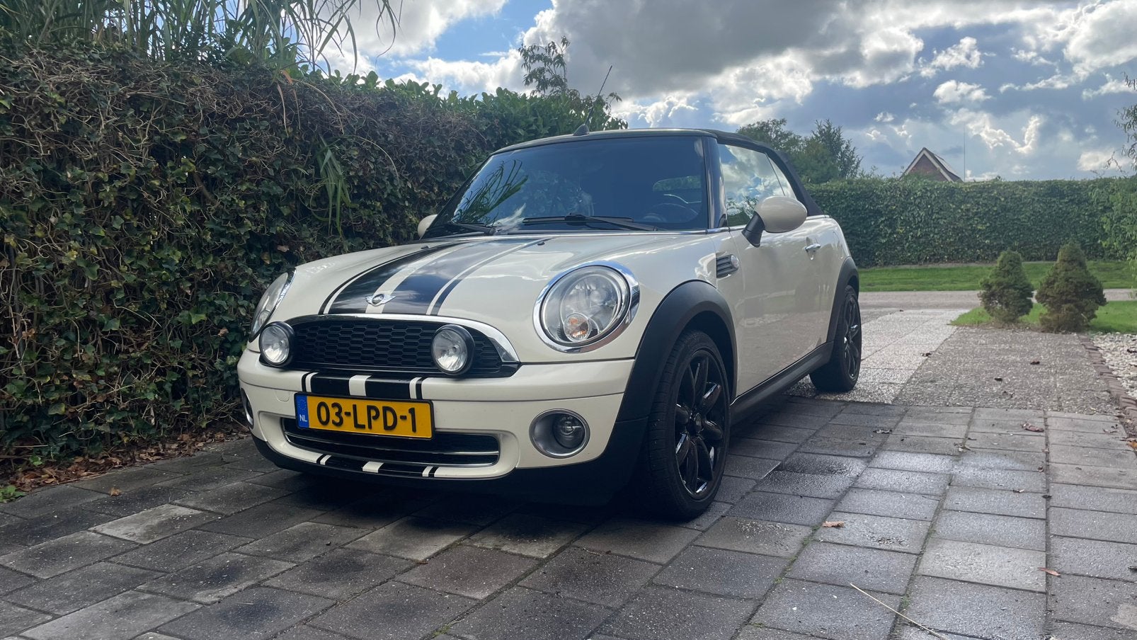 Mini 1.6 ONE Cabrio 2010 Wit, Auto's, Voorwielaandrijving, Stof, Zwart, 4 cilinders