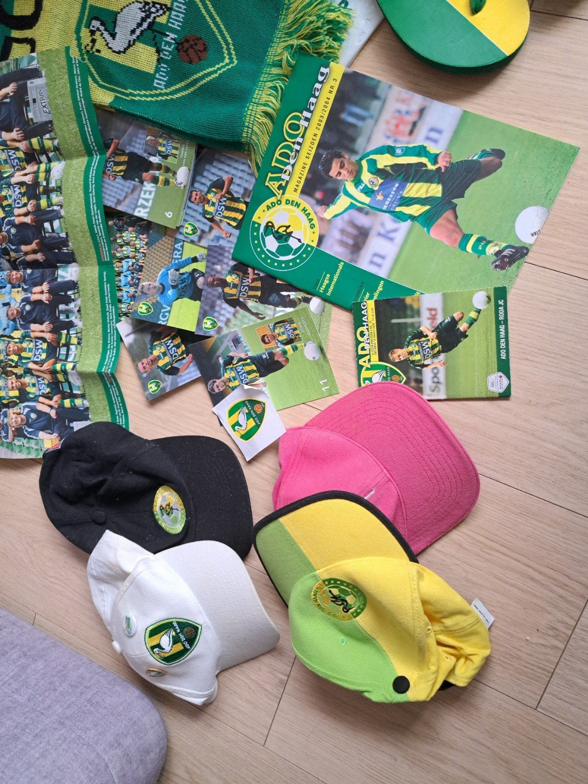 ADO Den Haag Fanpakket: Sjaal, Petten, Slippers en Meer!, Verzamelen, Ophalen of Verzenden, Gebruikt, Overige binnenlandse clubs