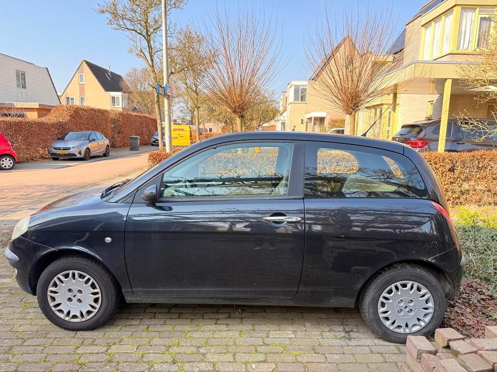Lancia Ypsilon 1.2 2004 Zwart, Auto's, Lancia, Voorwielaandrijving, 400 kg, Zwart, Origineel Nederlands