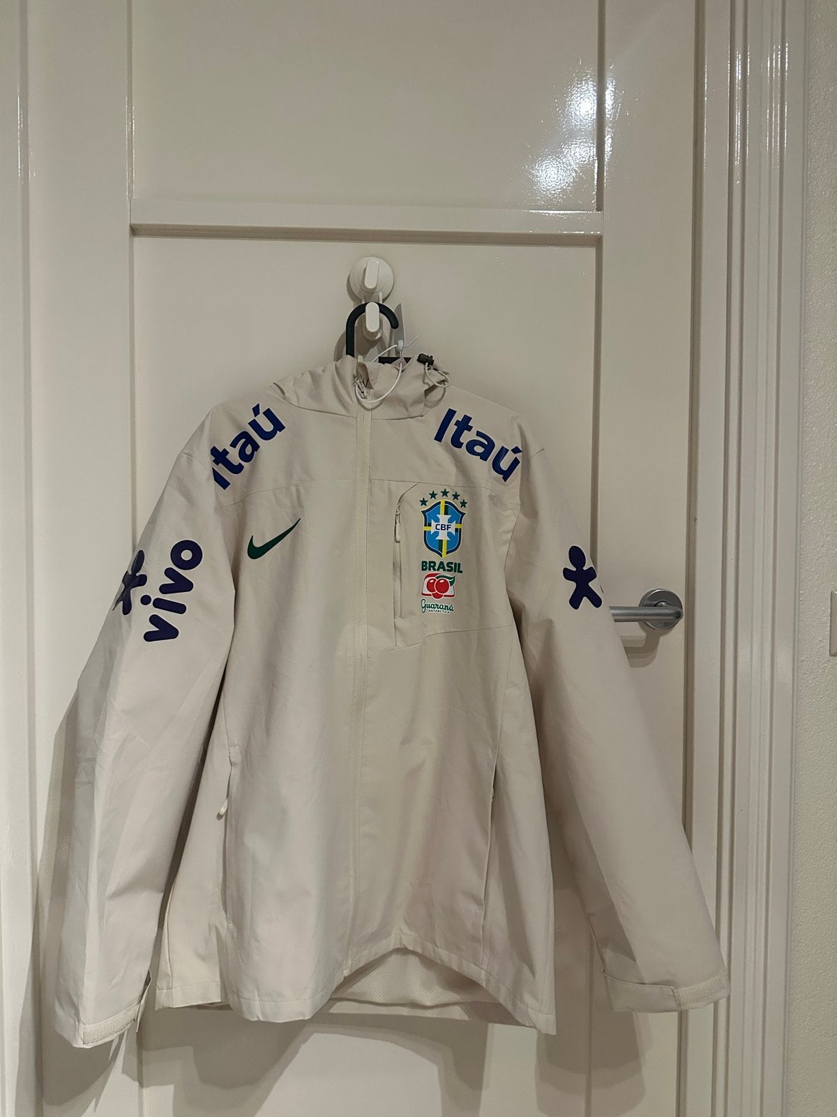 Nike Brazilië Windrunner Jas - Crème/Wit, Ophalen of Verzenden, Nieuw, Maat 56/58 (XL), Wit