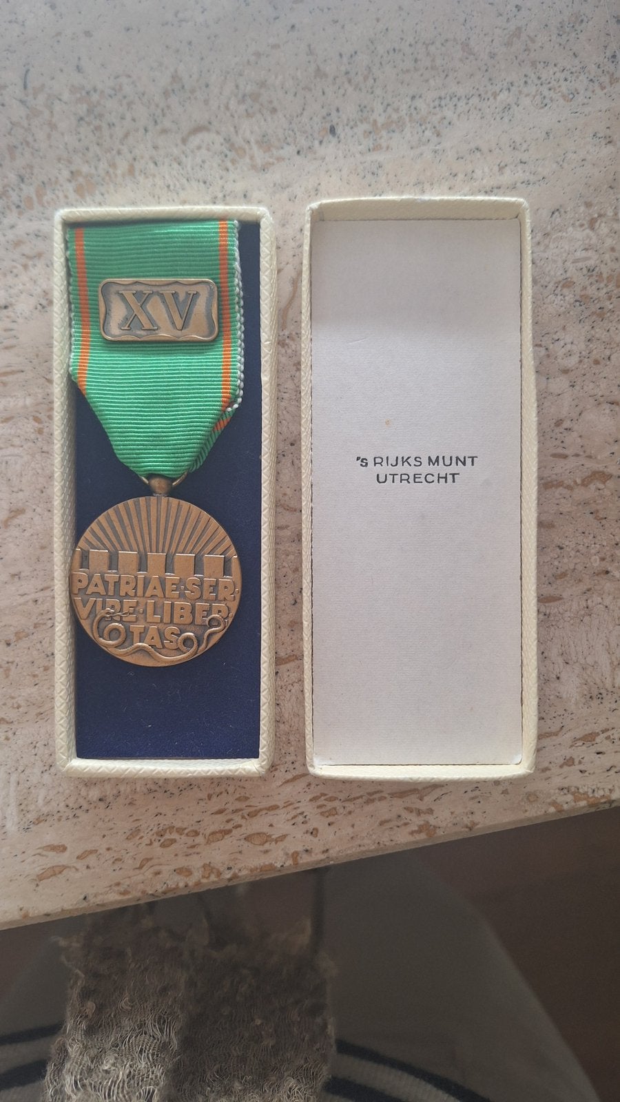 Bronzen Medaille 's Rijks Munt Utrecht met lint, Postzegels en Munten, Penningen en Medailles, Ophalen of Verzenden, Brons, Nederland