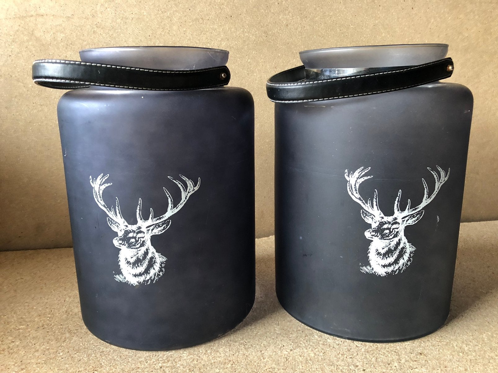 Grote glaze sier vazen met lederen handvat en hert afdruk, Huis en Inrichting, Woonaccessoires | Vazen, Ophalen, Gebruikt, Glas