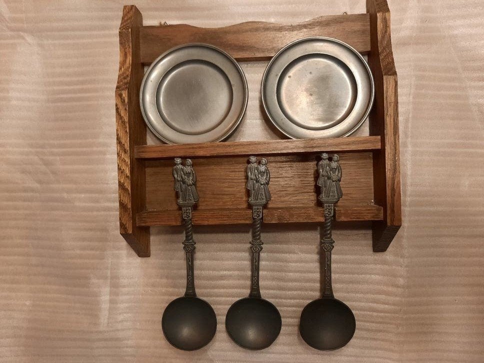 Vintage tinnen lepels en bordjes op houten rekje, Antiek en Kunst, Antiek | Tin, Ophalen of Verzenden