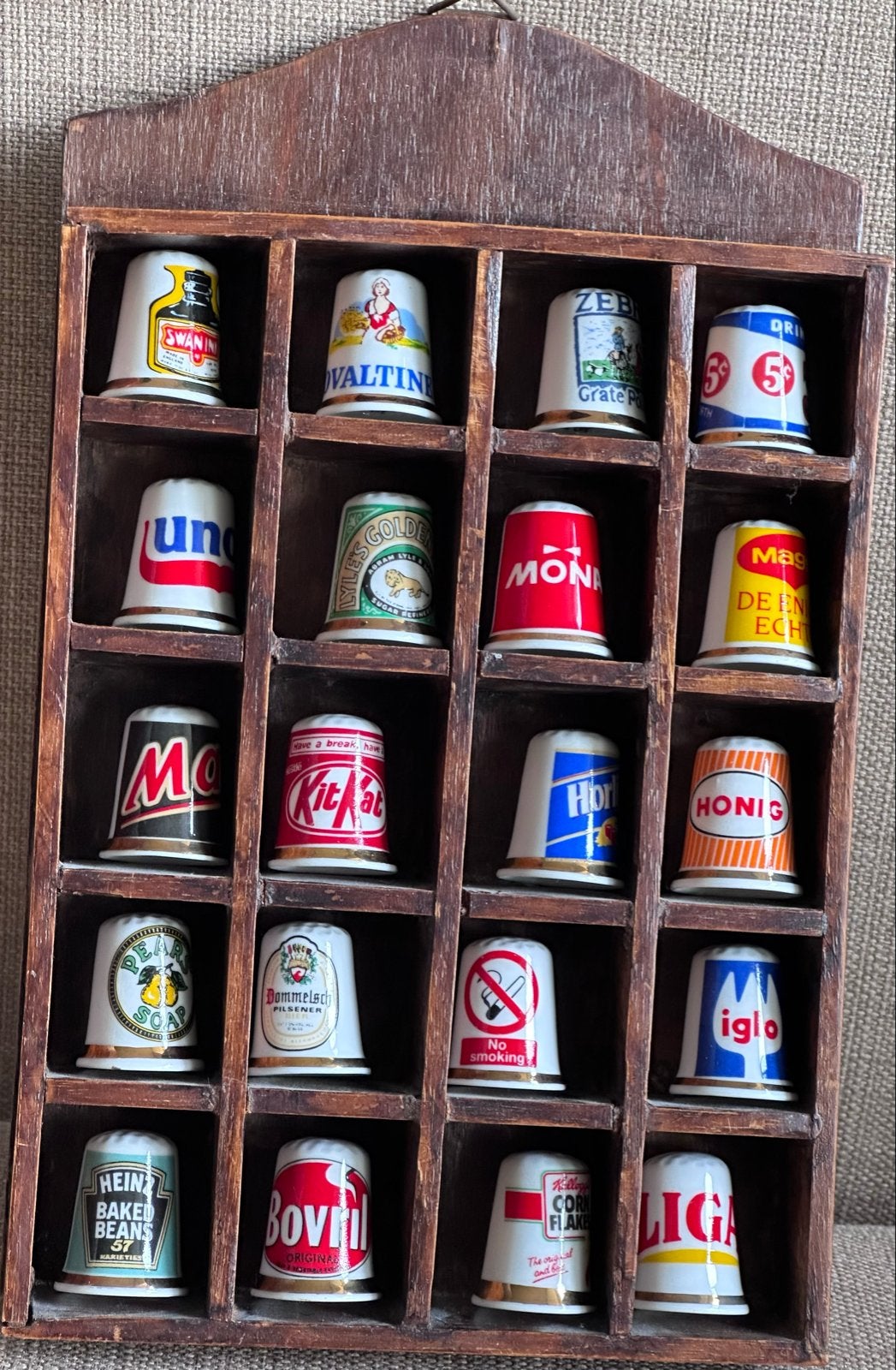Verzameling vingerhoedjes met reclame-opdruk in rekje, Verzamelen, Ophalen of Verzenden, Zo goed als nieuw