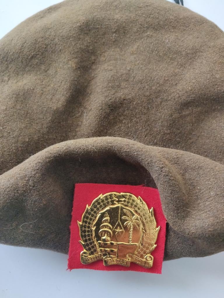 Baret met Suriname embleem, Verzamelen, Militaria | Algemeen, Ophalen of Verzenden, Landmacht, Nederland, Embleem of Badge