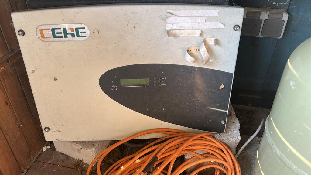 Gratis 14 Zonnepanelen 2,5 kW omvormer en dakrails, Doe-het-zelf en Verbouw, Zonnepanelen en Toebehoren, Ophalen, Gebruikt, Compleet systeem
