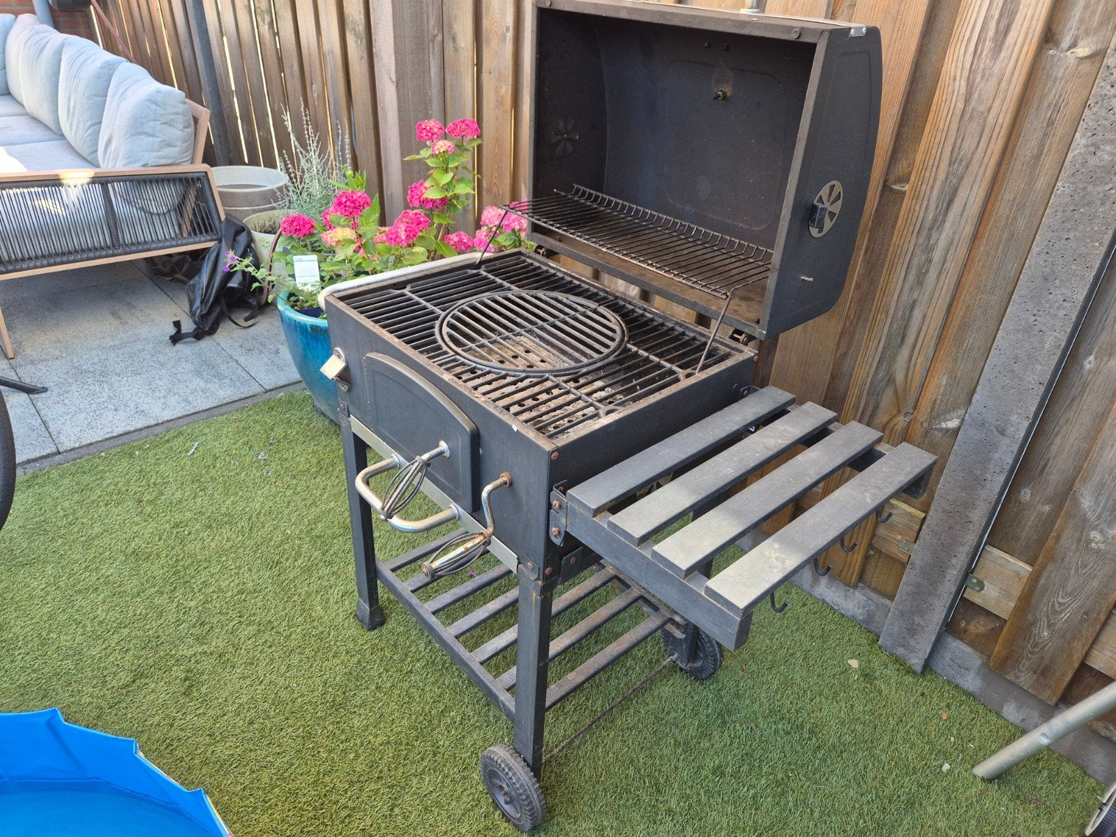 Jamestown Houtskoolbarbecue - Gebruikt, Ophalen, Gebruikt, Jamestown